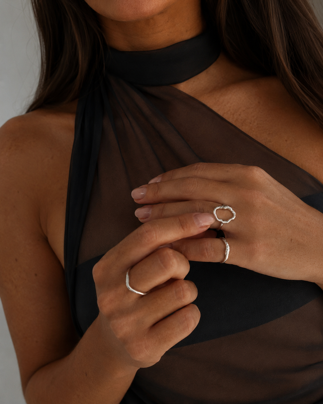 Eleganter Adhara Ring aus Silber mit organischem Design und funkelndem Stein
