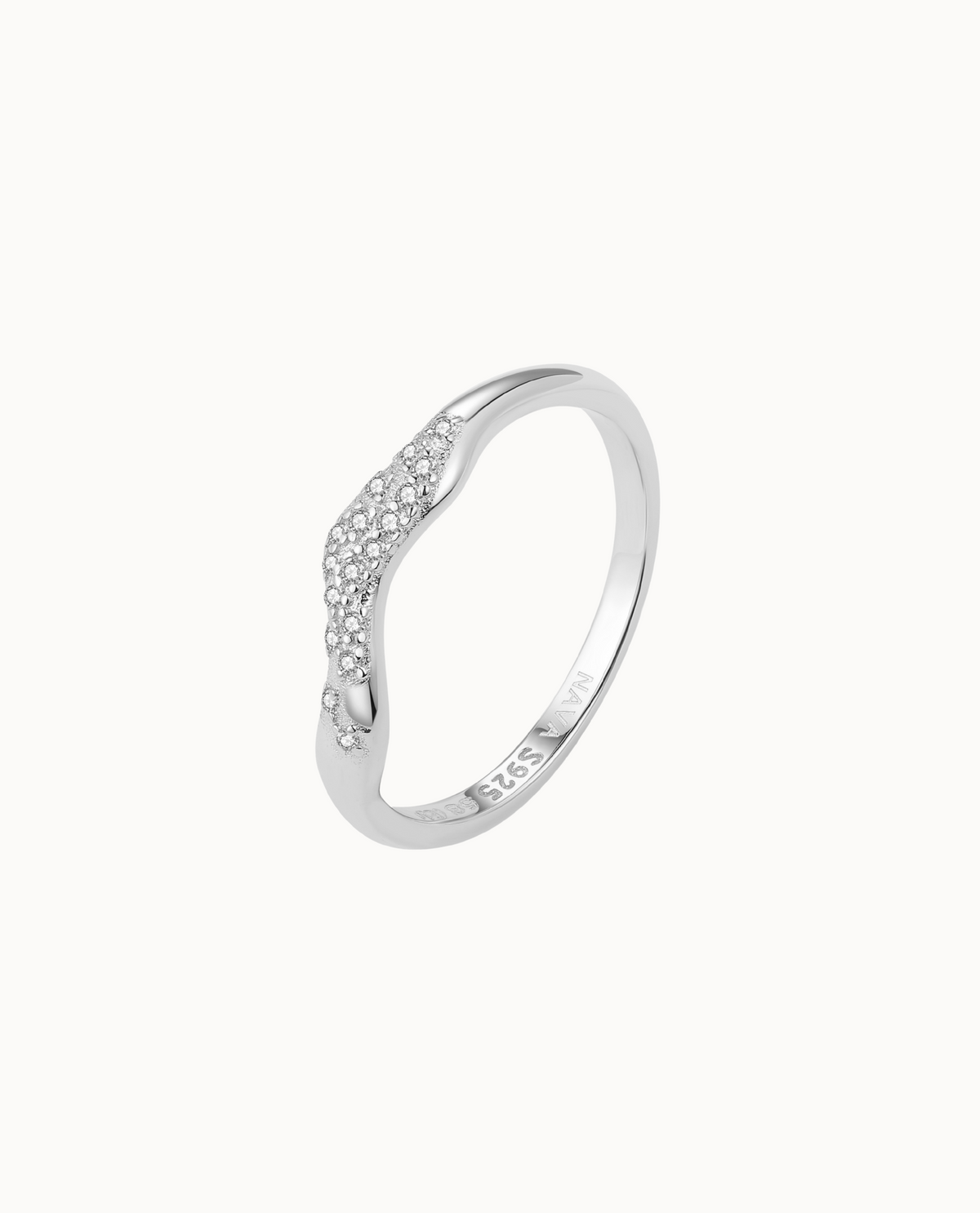 Adhara Ring i 925 sterlingsølv med klare zirkoner langs den buede front