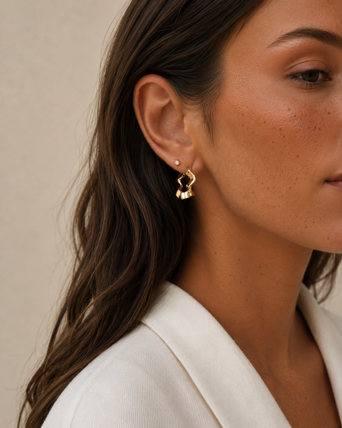 Adriana øreringe i forgyldt design med snoet hoop-form