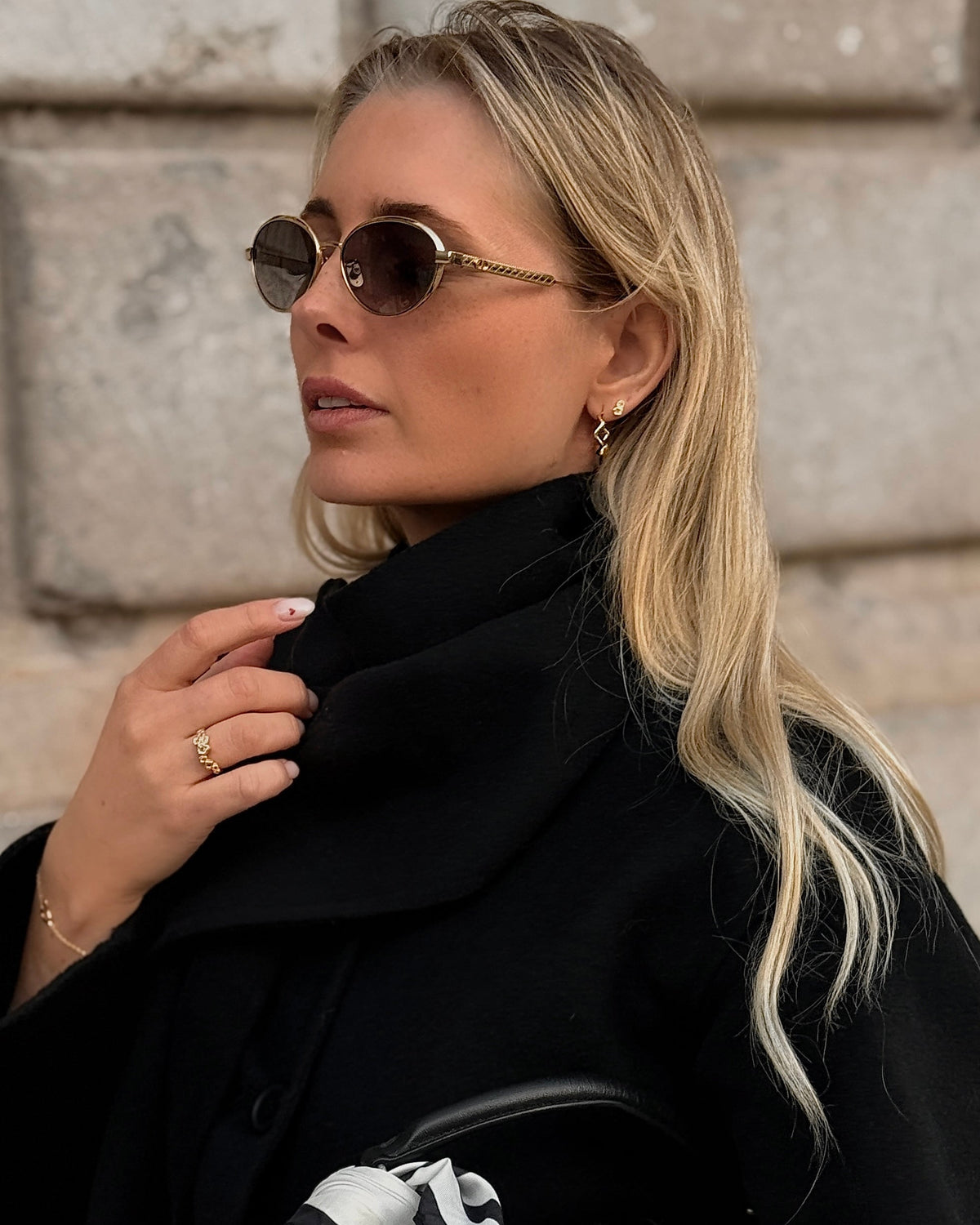 Adriana øreringe med skulpturelle, bløde kurver i forgyldt udgave
