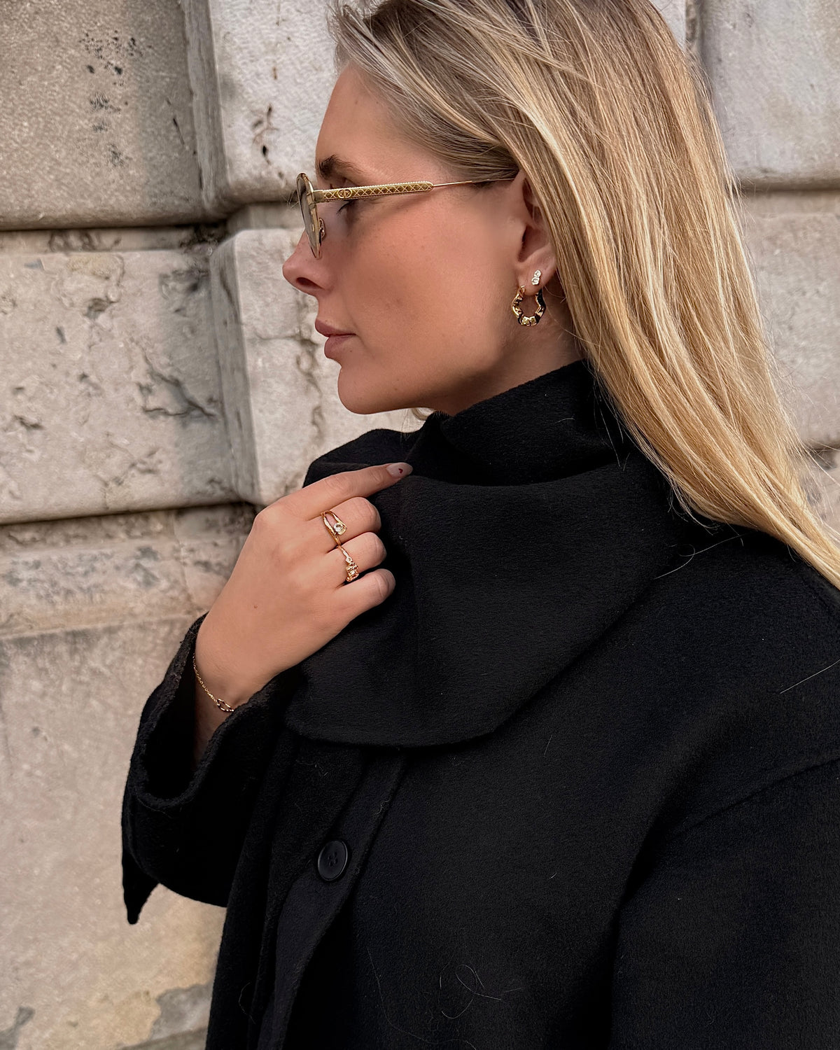 Adriana øreringe i forgyldt design med snoet hoop-form
