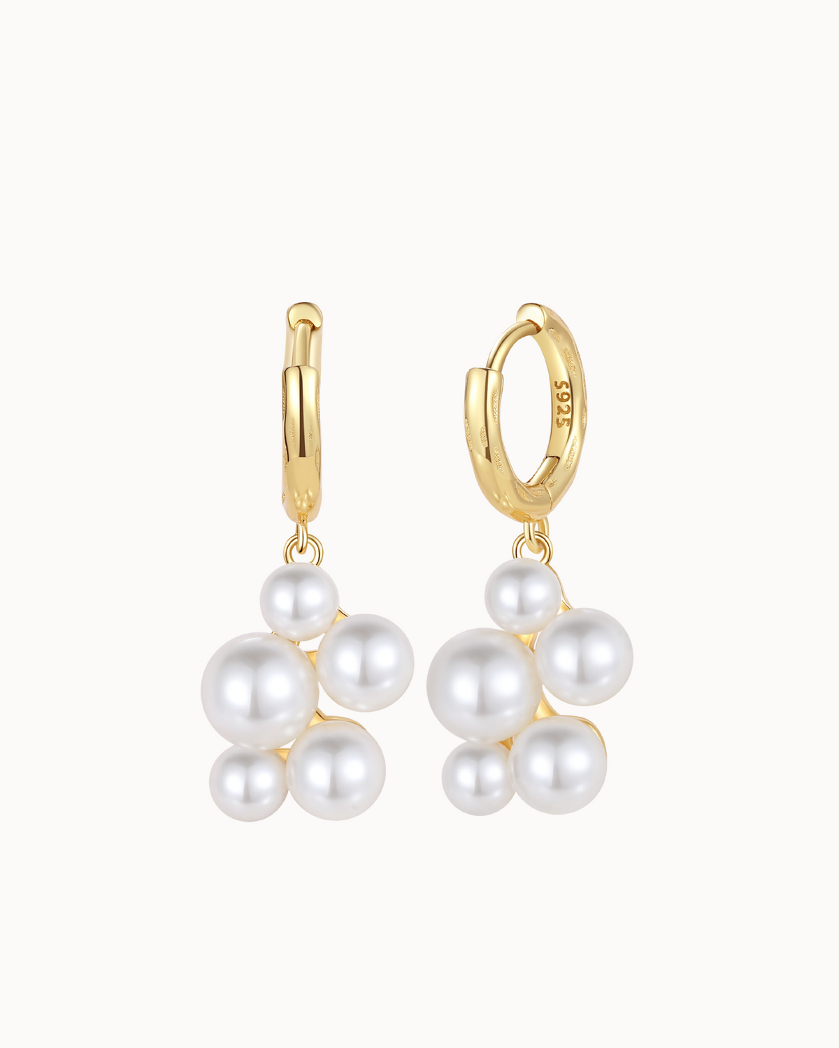 Aella Earrings aus 18K vergoldetem Sterlingsilber – Klick-Creole mit Perlentraube