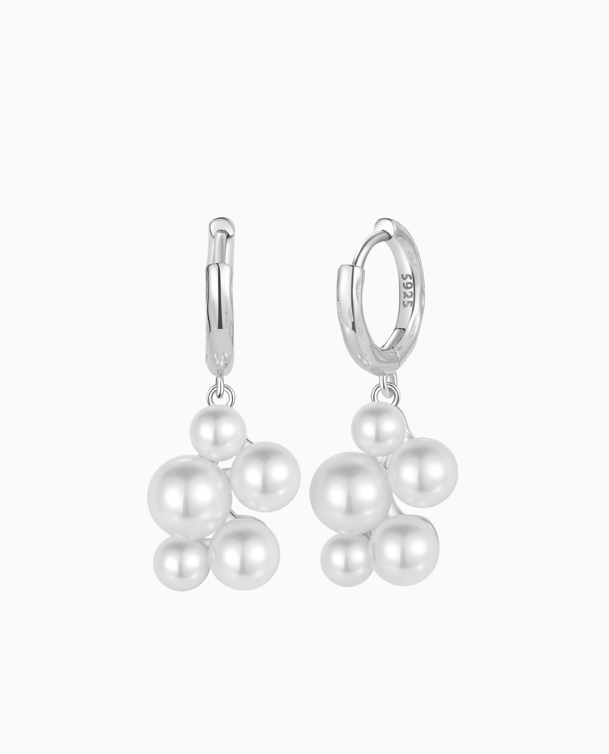 Aella Earrings aus 925er Sterlingsilber – Klick-Creole mit Perlentraube