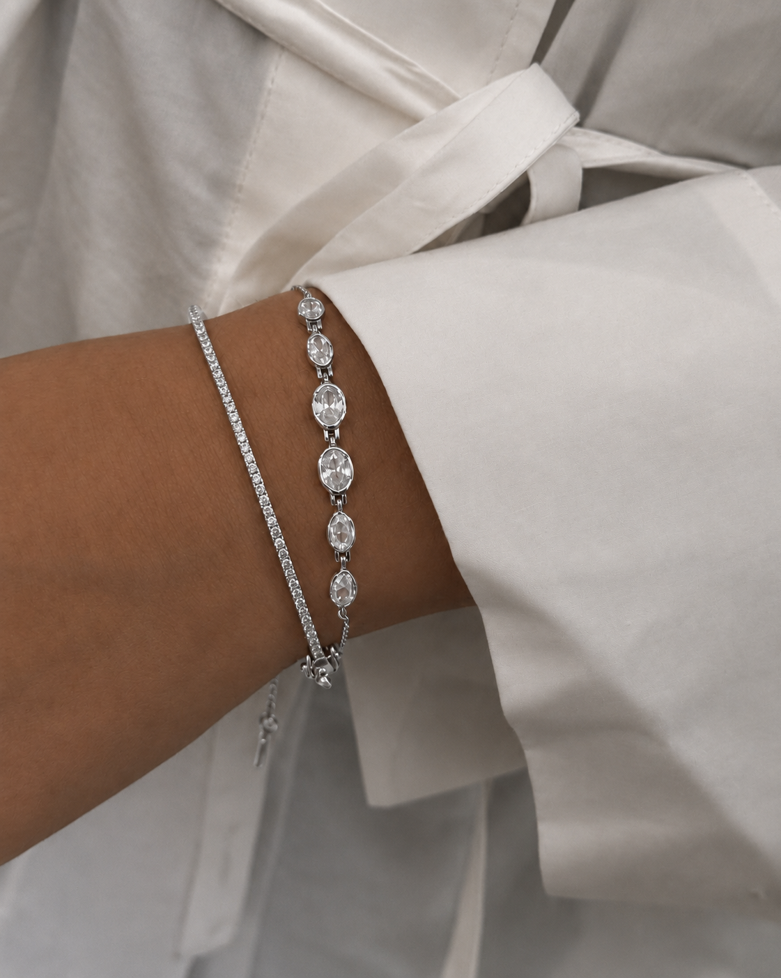 Akhen armbånd i sterlingsølv – ovale zirkoner og organisk struktur