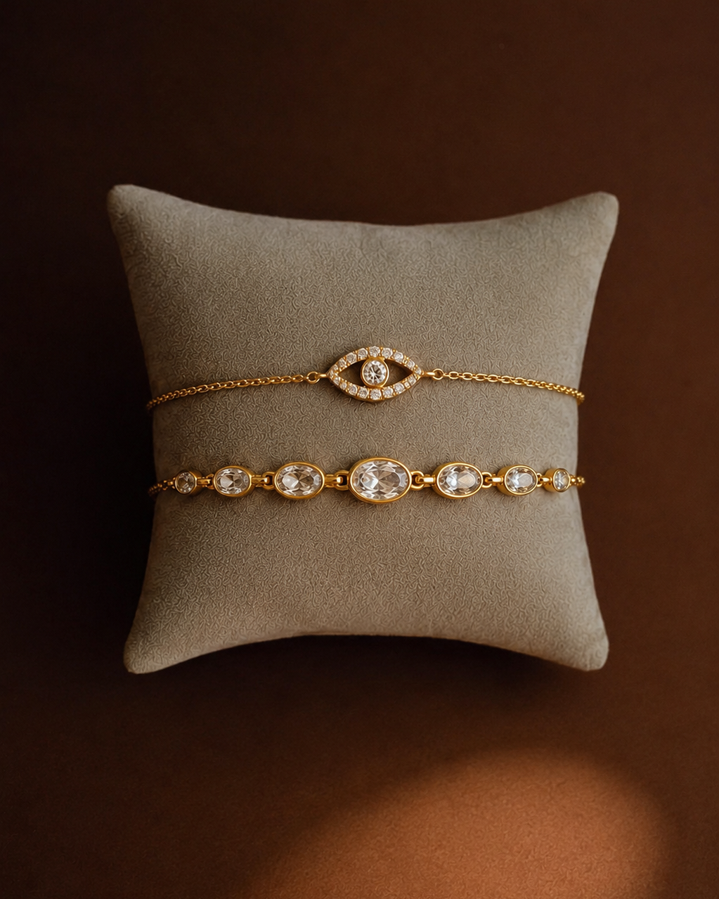 Akhen og Tiye armbånd i forgyldt sterlingsølv – evil eye og ovale zirkoner