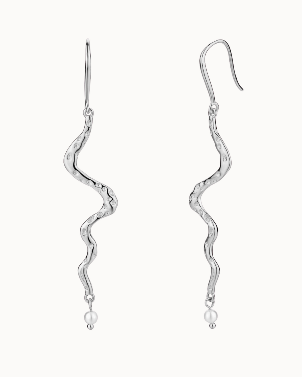 Alana Earrings i 925 sterlingsølv med bølgende detaljer og ferskvandsperle