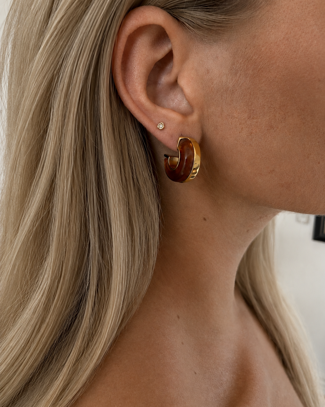 Amber förgyllda örhängen med varm bärnstensfärgad detalj