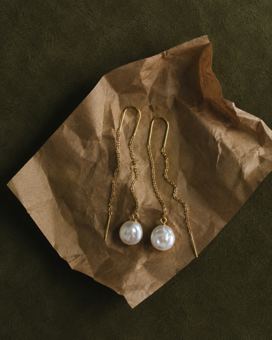 Ananta earrings in gold-plated 925 sterling silver – slim chains and freshwater pearls