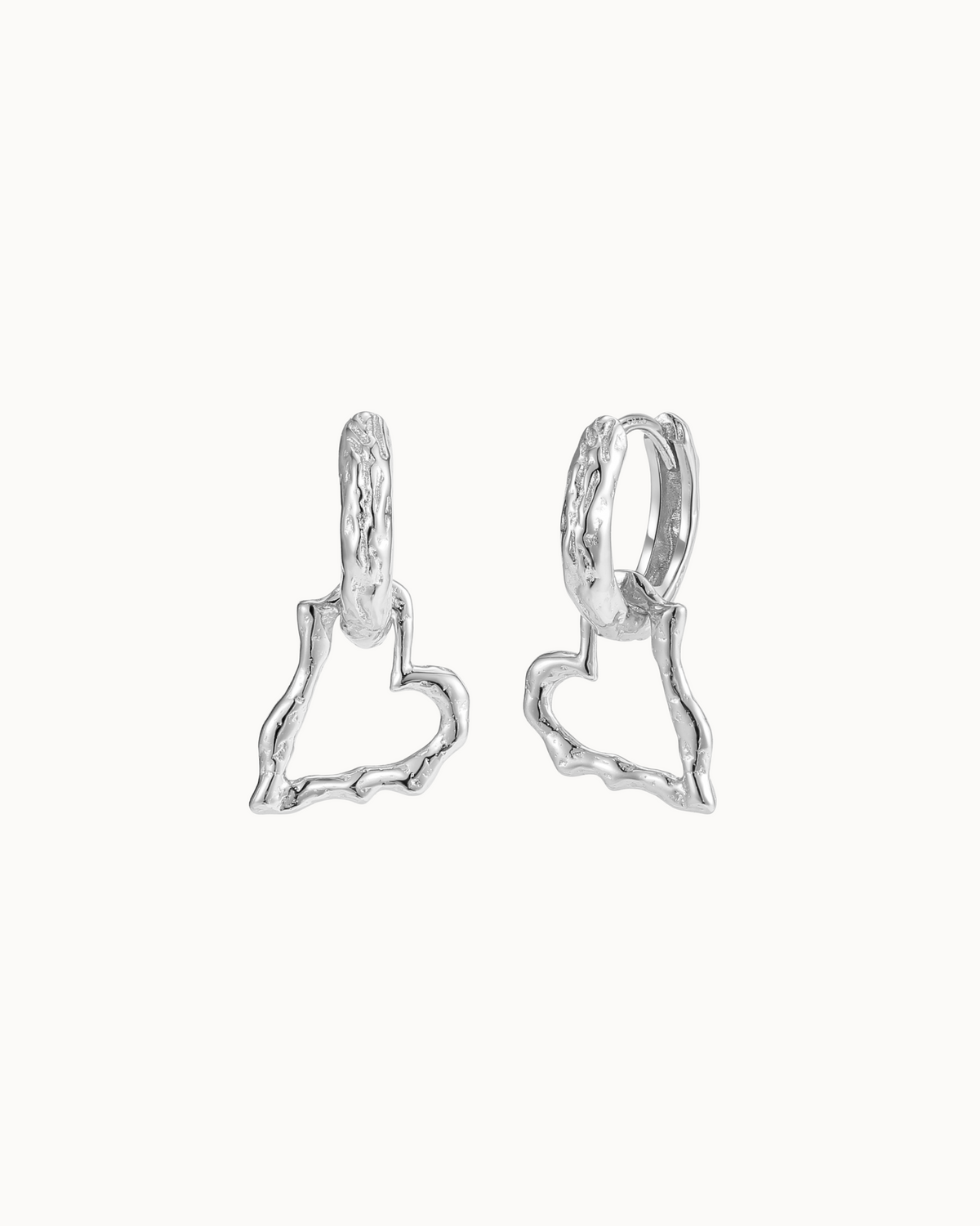 Aputi Earrings i 925 sterlingsølv – bølget creol med åbent hjertevedhæng