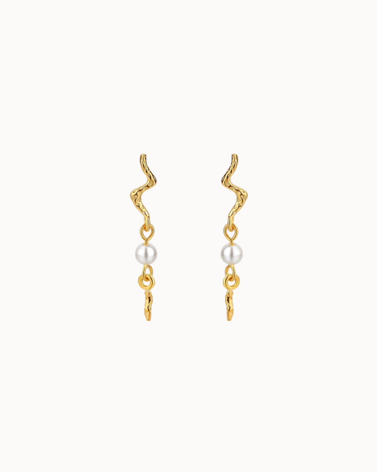 Aquarius Earrings aus 18K vergoldetem Sterlingsilber mit hängenden Perlmuttperlen