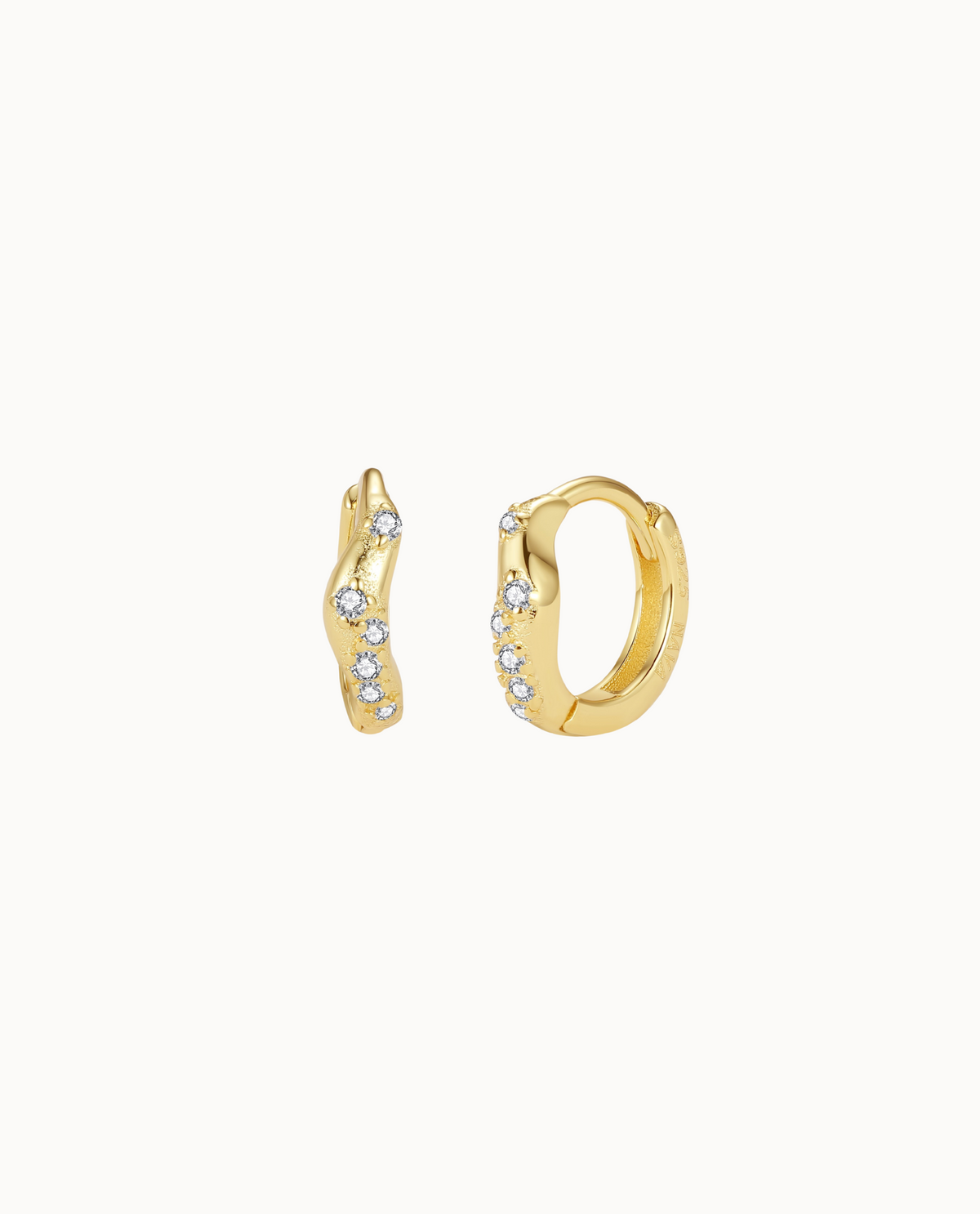 Ara Earrings i 18K forgyldt sterlingsølv – små bølgede hoops dækket af klare zirkoner