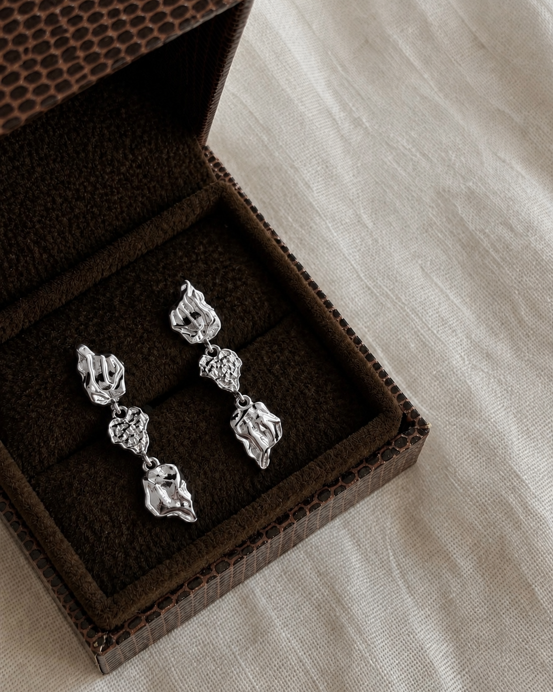 Arihi Earrings in Silber aus der Coastal Dreams Kollektion mit organischer, unebener Textur