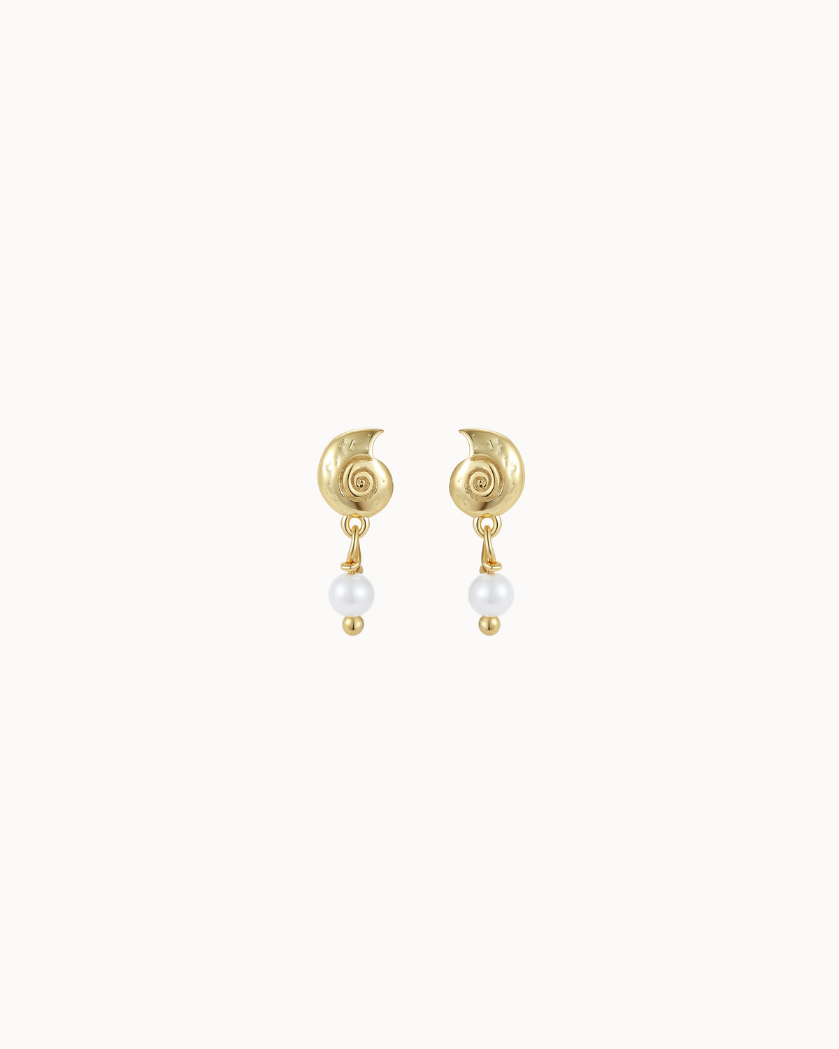 Aruba Earrings in 18K verguld sterling zilver met gedraaid schelpontwerp en zwevende parel