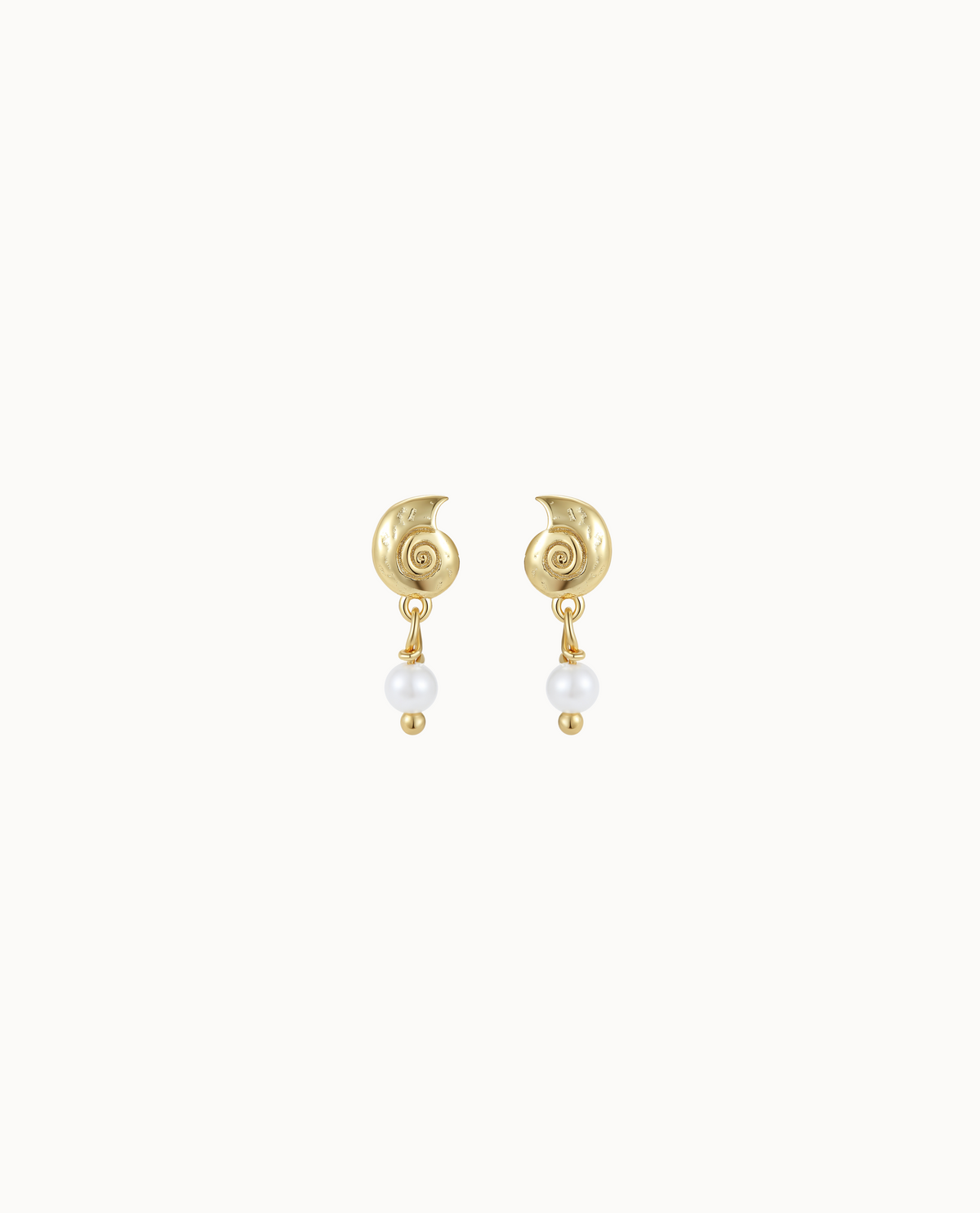 Aruba Earrings in 18K verguld sterling zilver met gedraaid schelpontwerp en zwevende parel