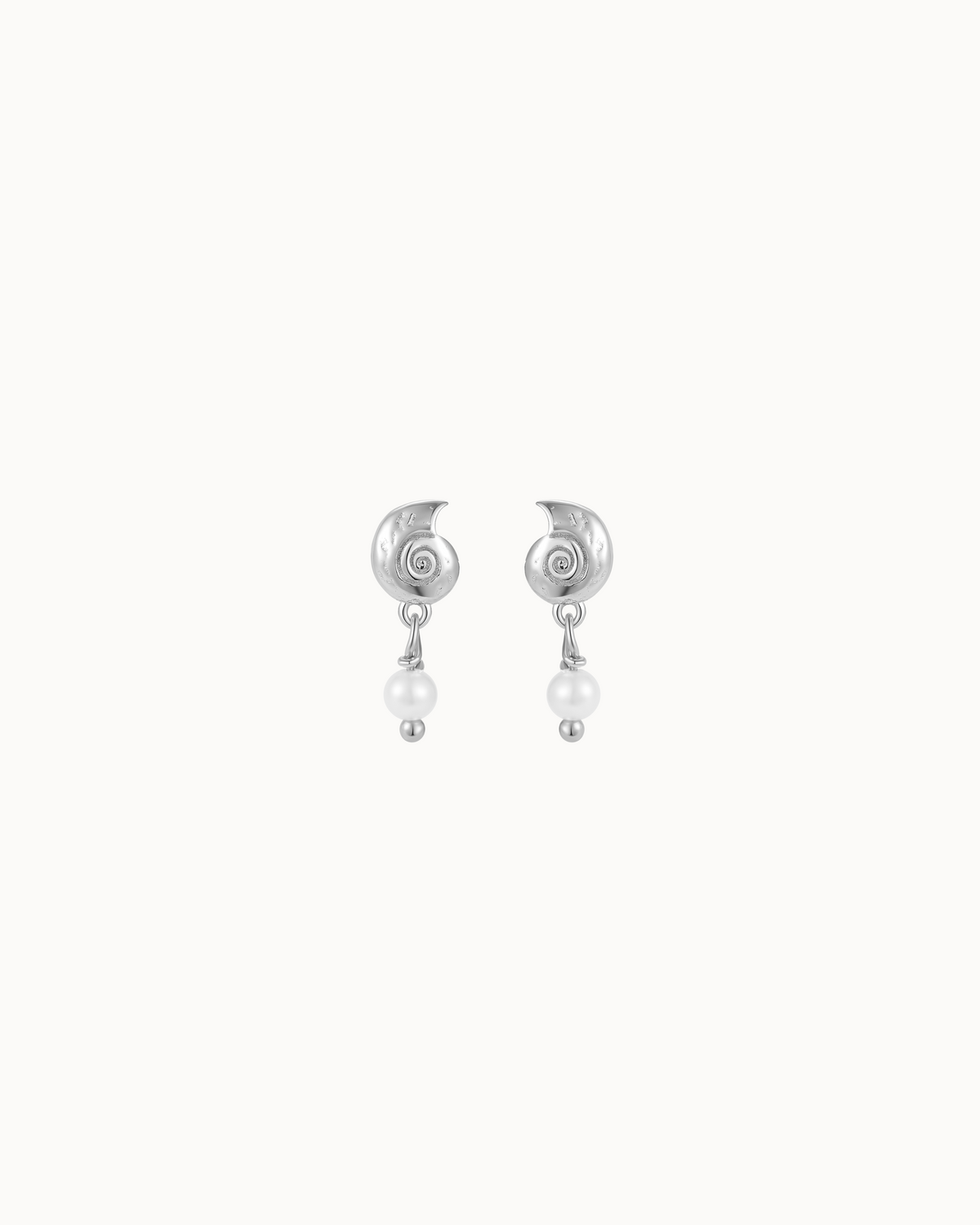 Aruba Earrings i 925 sterlingsølv med snoet konkylie-design og svævende perle