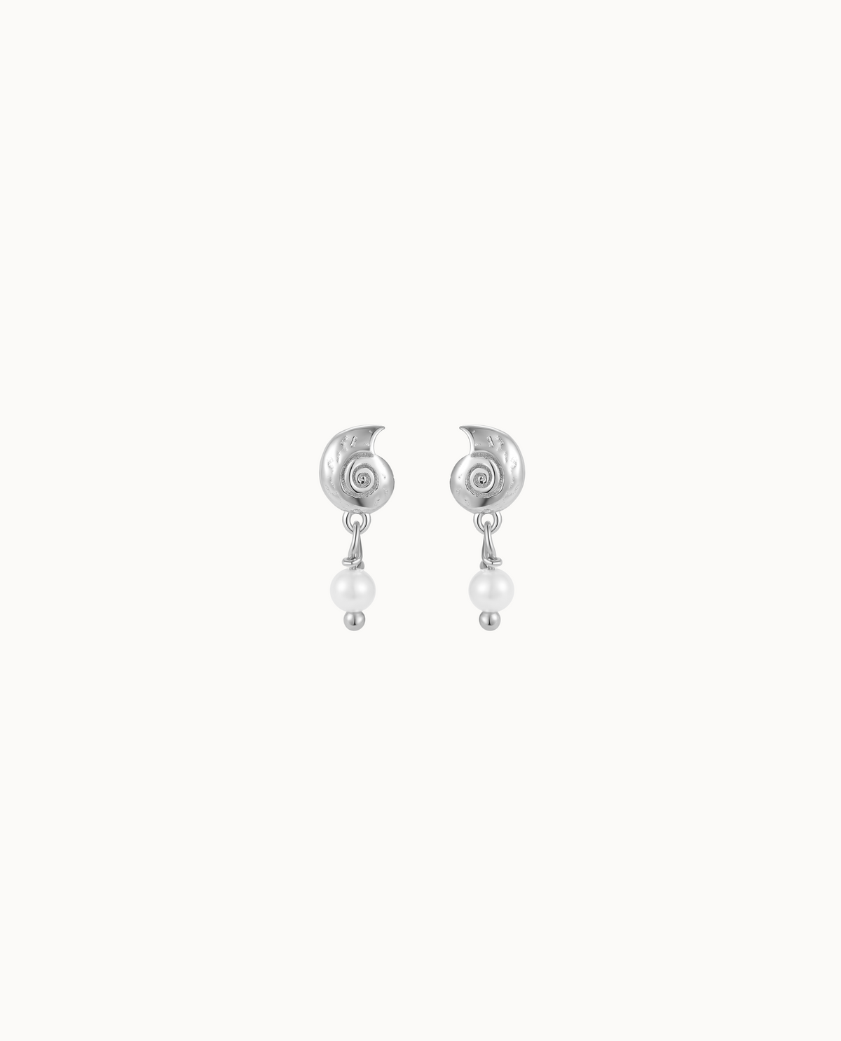 Aruba Earrings in 925 sterling zilver met gedraaid schelpontwerp en zwevende parel