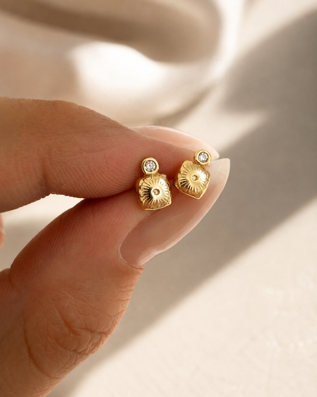 Forgyldte Ash Petite studs med glitrende zirkon forneden
