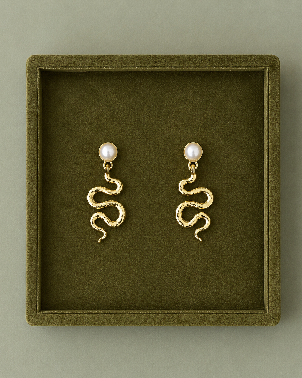 Astika oorbellen met gedraaide slang en schelpparel van verguld 925 sterling zilver