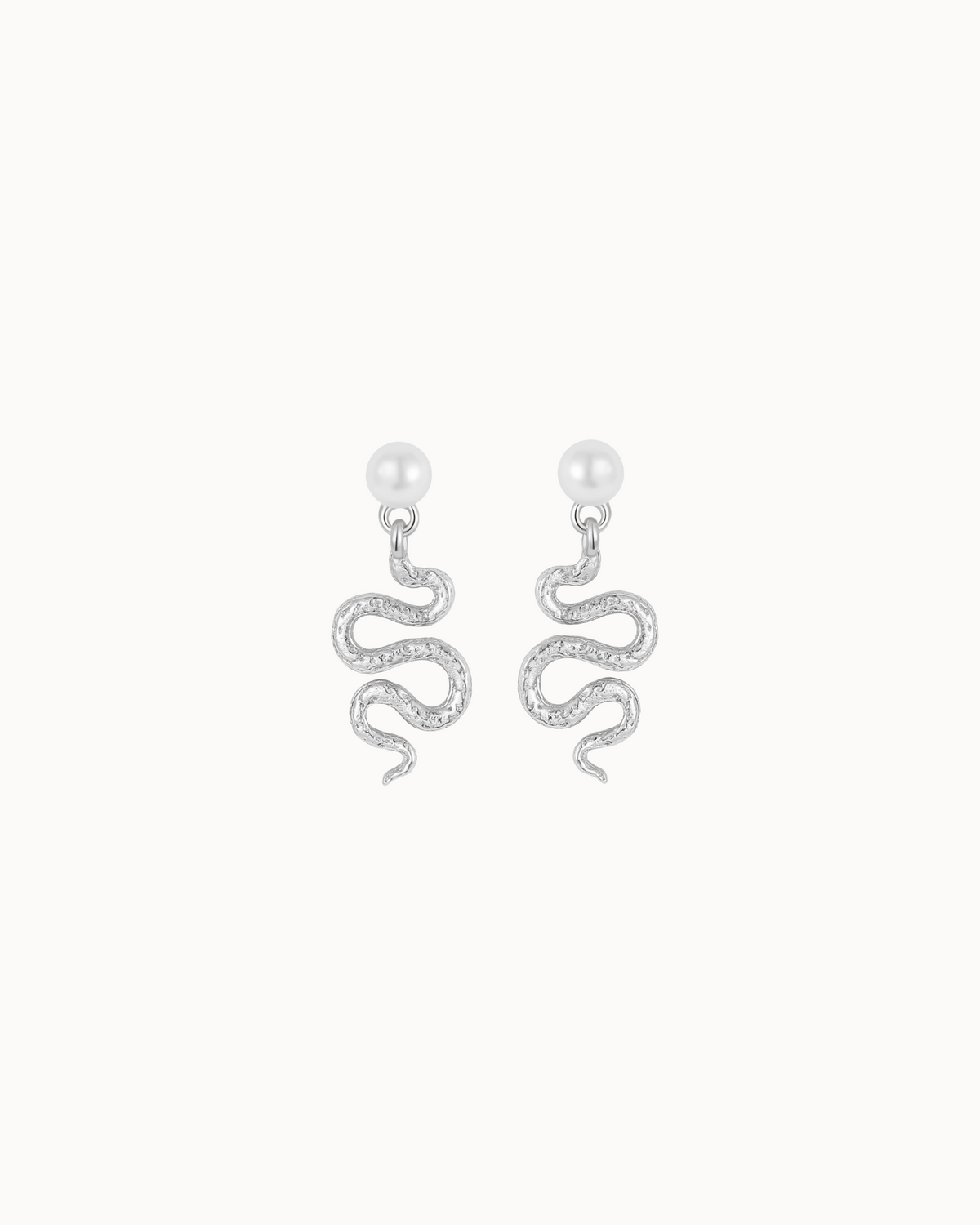 Astika Ohrringe aus 925er Sterlingsilber mit gedrehter Schlange und Muschelperle