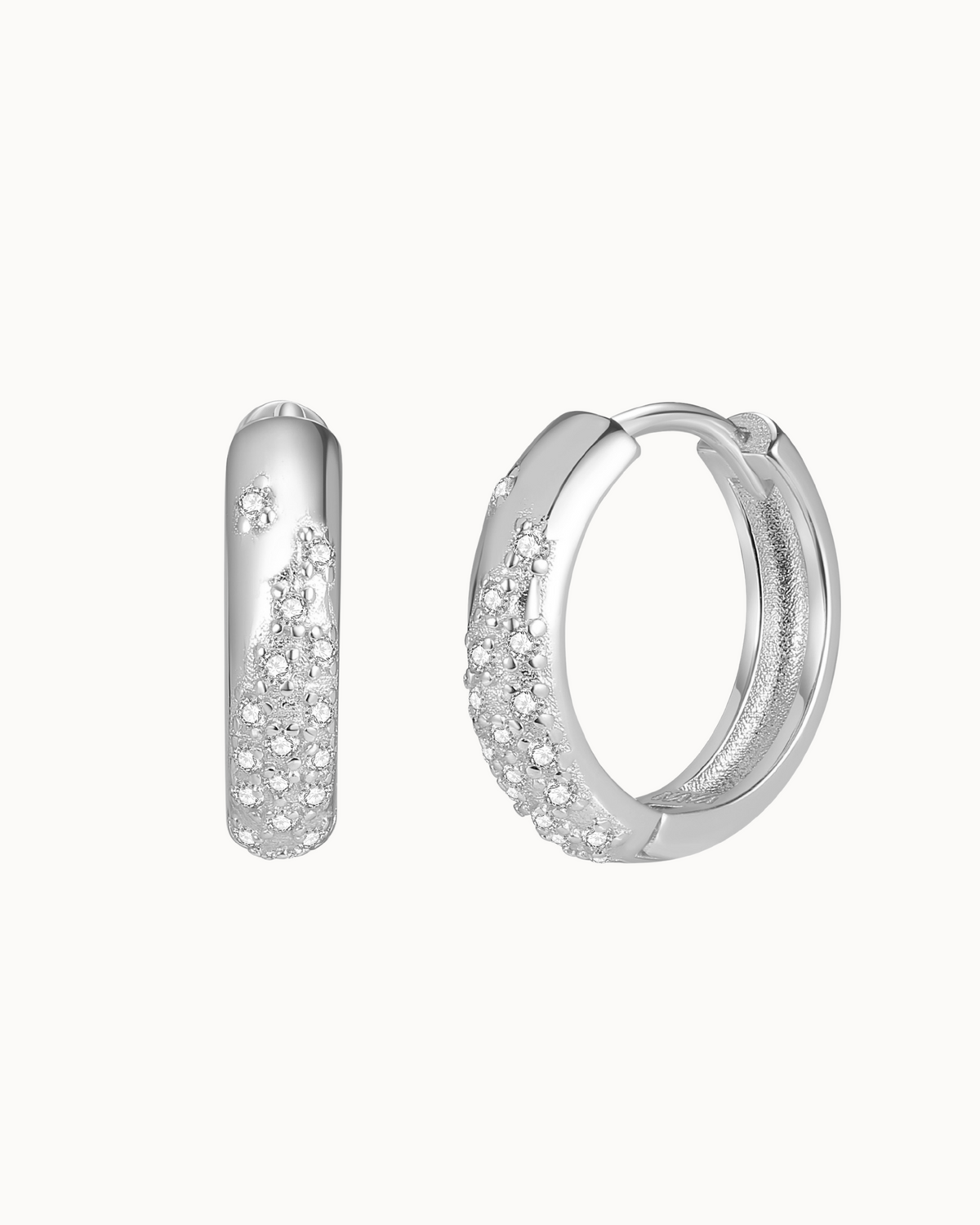 Astra Earrings aus 925er Sterlingsilber – chunky Creolen mit klaren Zirkonen