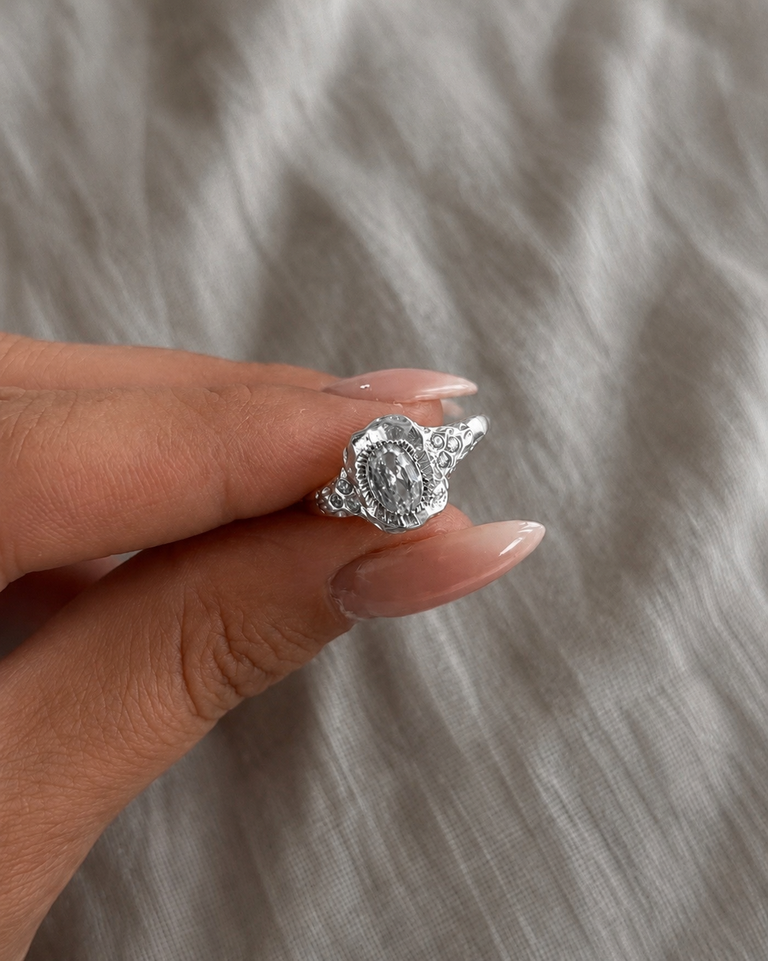 Atum ring i sterlingsølv med stort zirkon omkranset af solinspireret tekstur