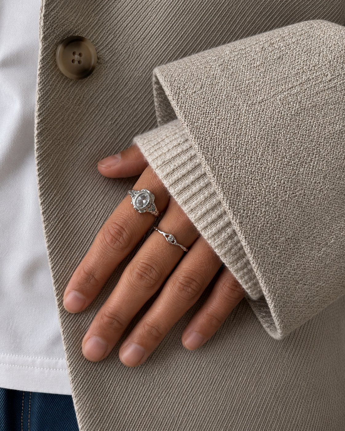 Atum ring i sølv med klart centerzirkon og små zirkoner på siden