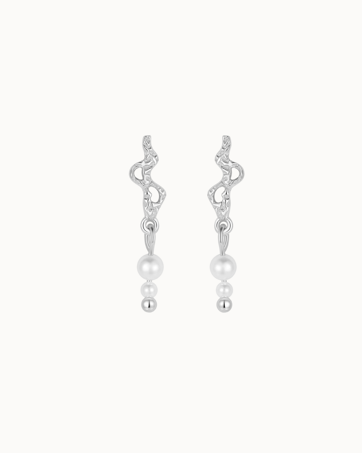 Avisa Earrings aus 925er Sterlingsilber mit zwei Perlen und gehämmerter Struktur