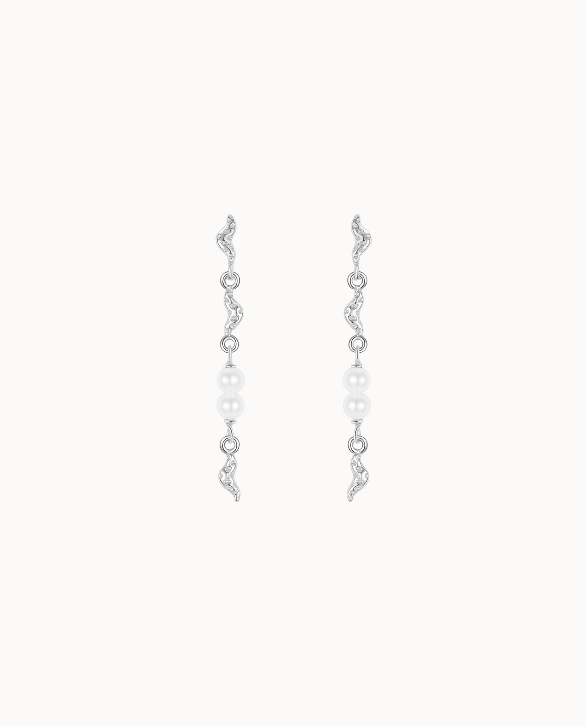 Blaine Earrings aus 925er Sterlingsilber mit welligen Gliedern und zwei feinen Perlen