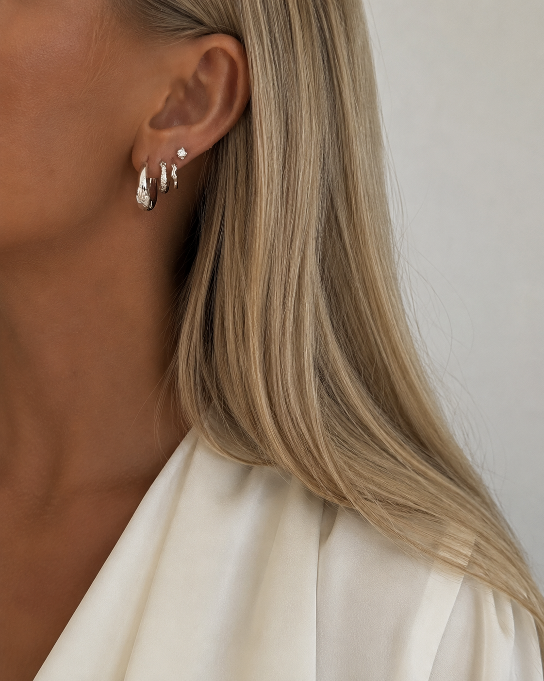 Brisa små creoler i 925 sterlingsilver med dynamisk struktur