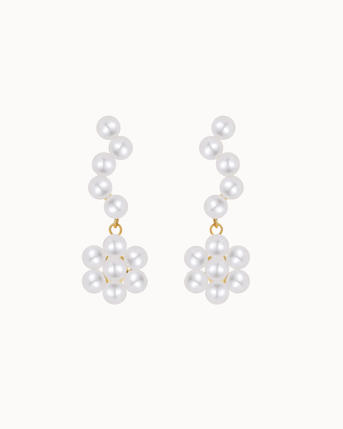 Calla Earrings aus 18K vergoldetem Sterlingsilber mit Muschelperlen und Blütenanhängern