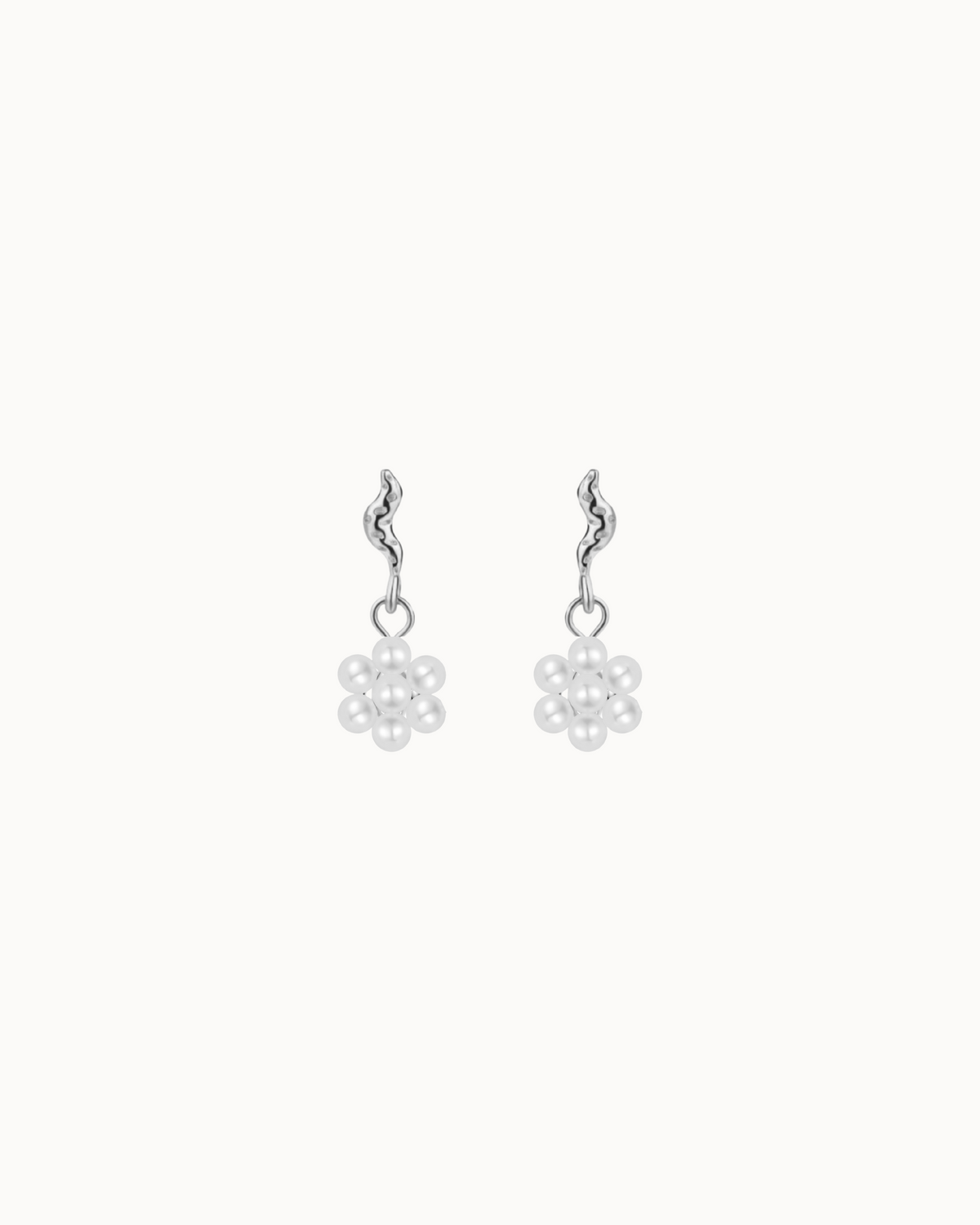 Camelia Earrings i 925 sterlingsølv med lille blomstervedhæng af skalperler