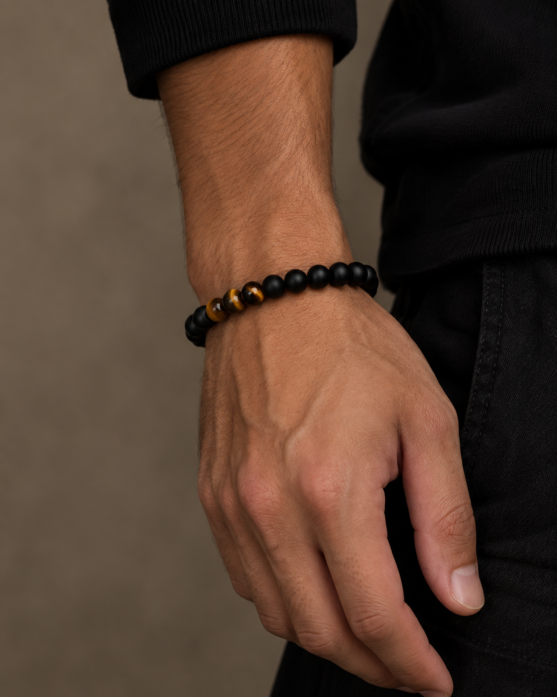 Canyon Herrenarmband mit 8 mm matten schwarzen Perlen und warmen Tigerauge-Steinen