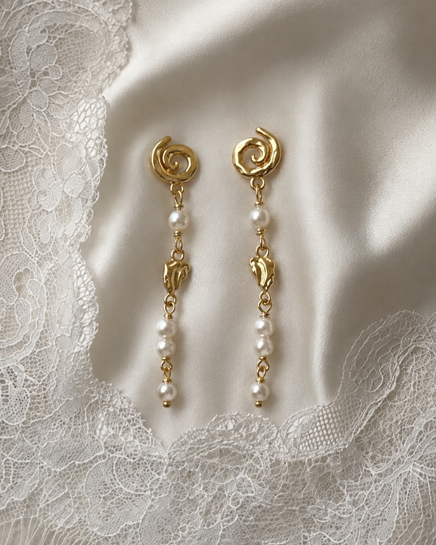 Cayman Earrings aus vergoldetem Silber mit leichter, fließender Silhouette