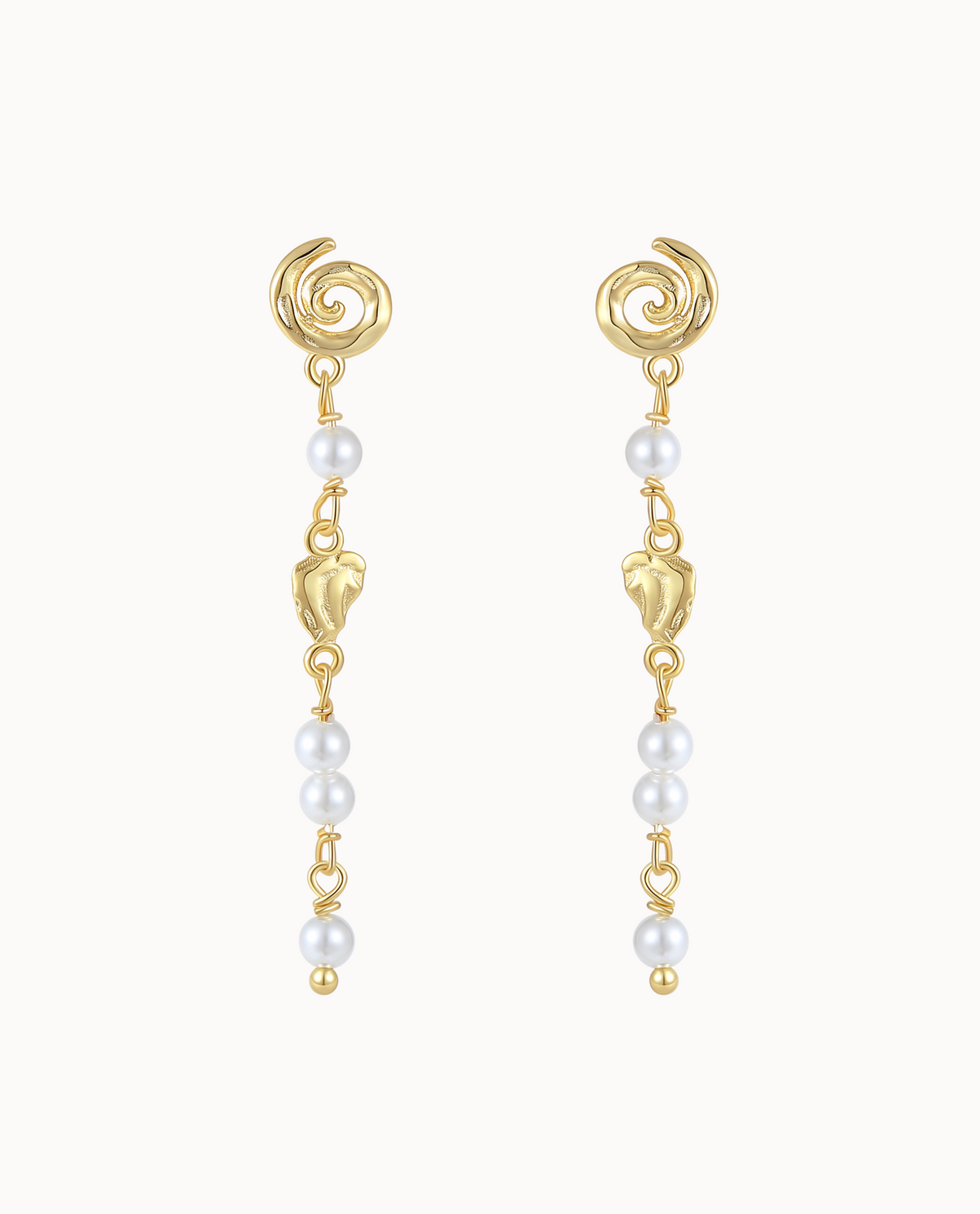 Cayman Earrings – lange Ohrringe aus 18K vergoldetem Sterlingsilber mit kleinen Perlen