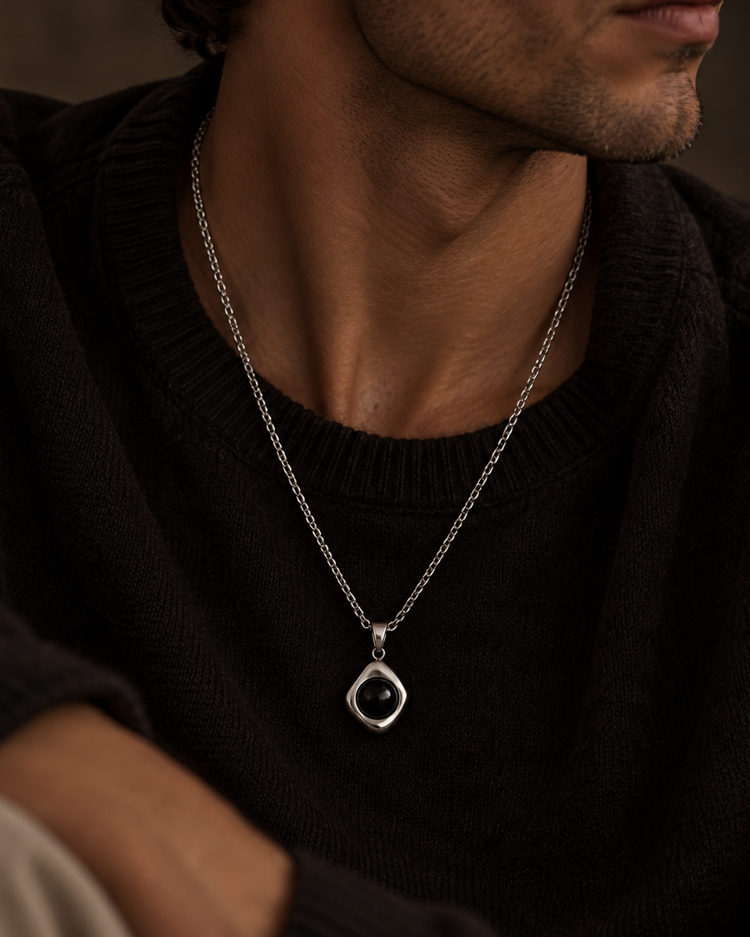 Cosmo Kette aus 925er Sterlingsilber mit schwarzem Stein, am Hals getragen