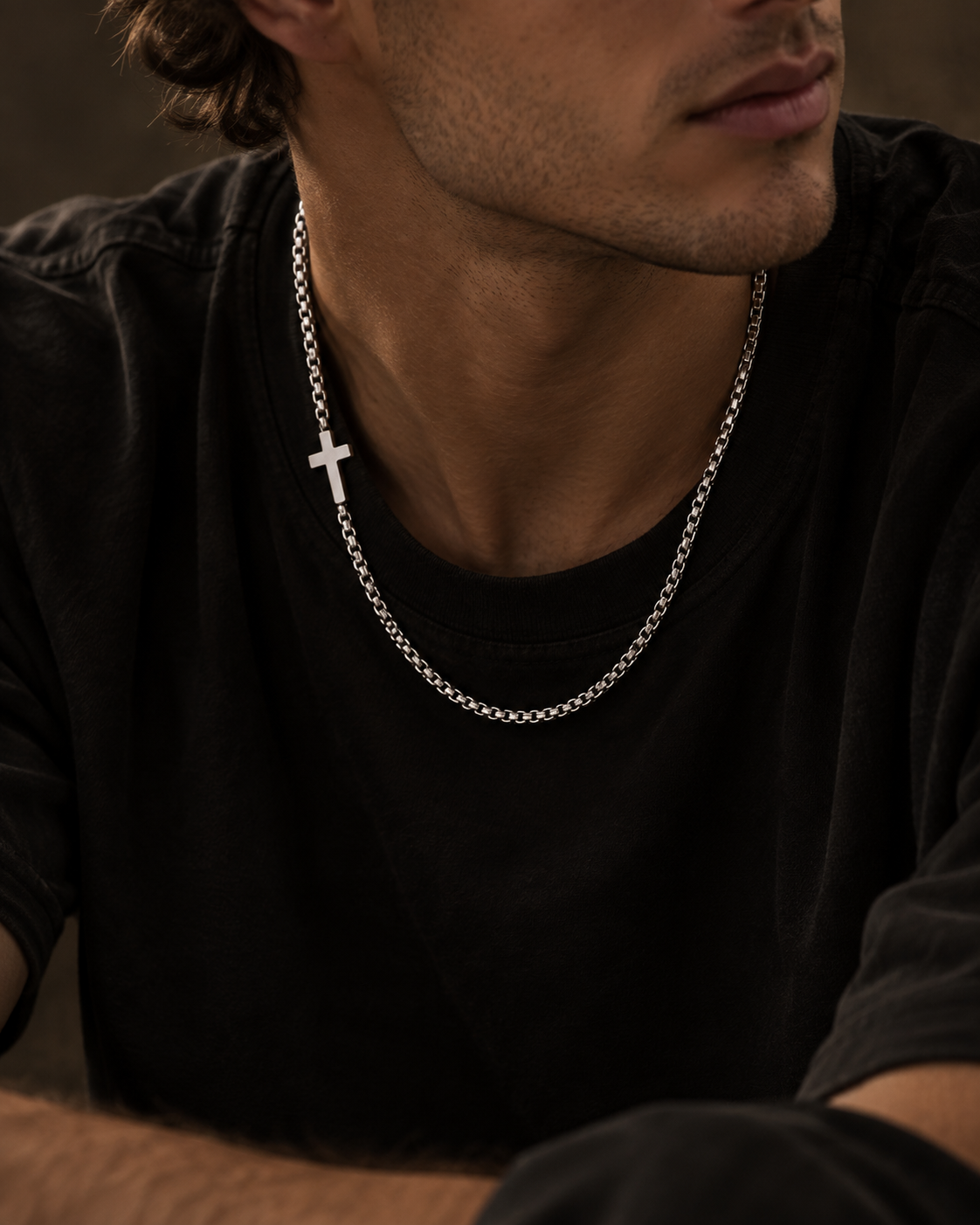 Cruz Herrenhalskette aus silberfarbenem Edelstahl mit integriertem Kreuz, getragen von einem Mann