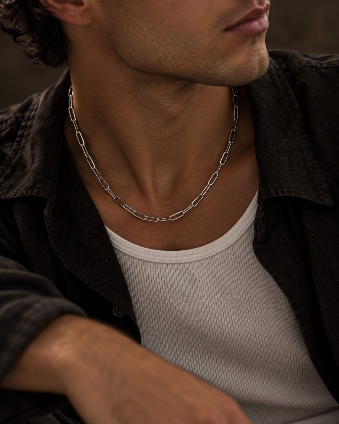 Cure zilverkleurige herenketting in warm studiolicht