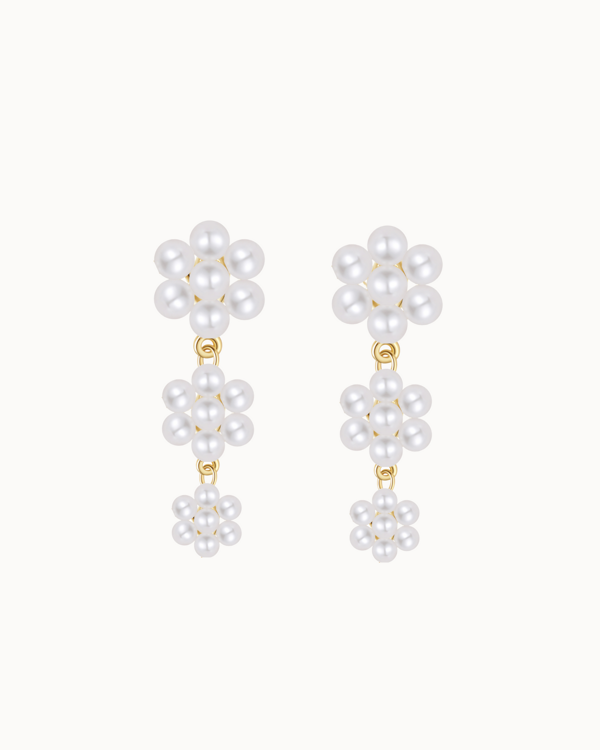 Dalia Earrings aus 18K vergoldetem Sterlingsilber mit drei Blüten aus Muschelperlen