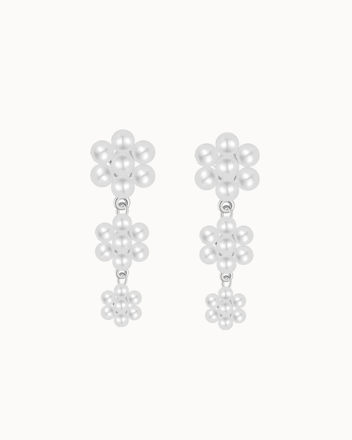 Dalia Earrings aus 925er Sterlingsilber mit drei Blüten aus Muschelperlen