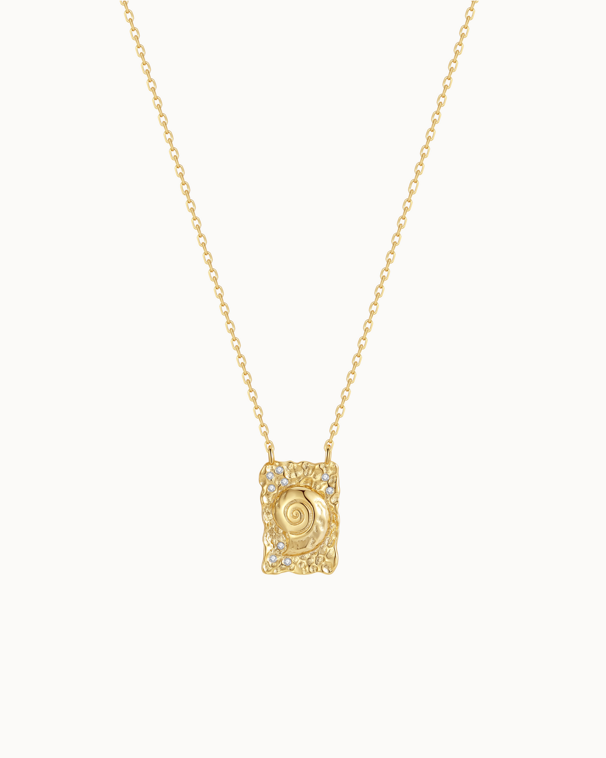 Darya Necklace i 18K forgyldt sterlingsølv med rektangulært konkylievedhæng og små sten