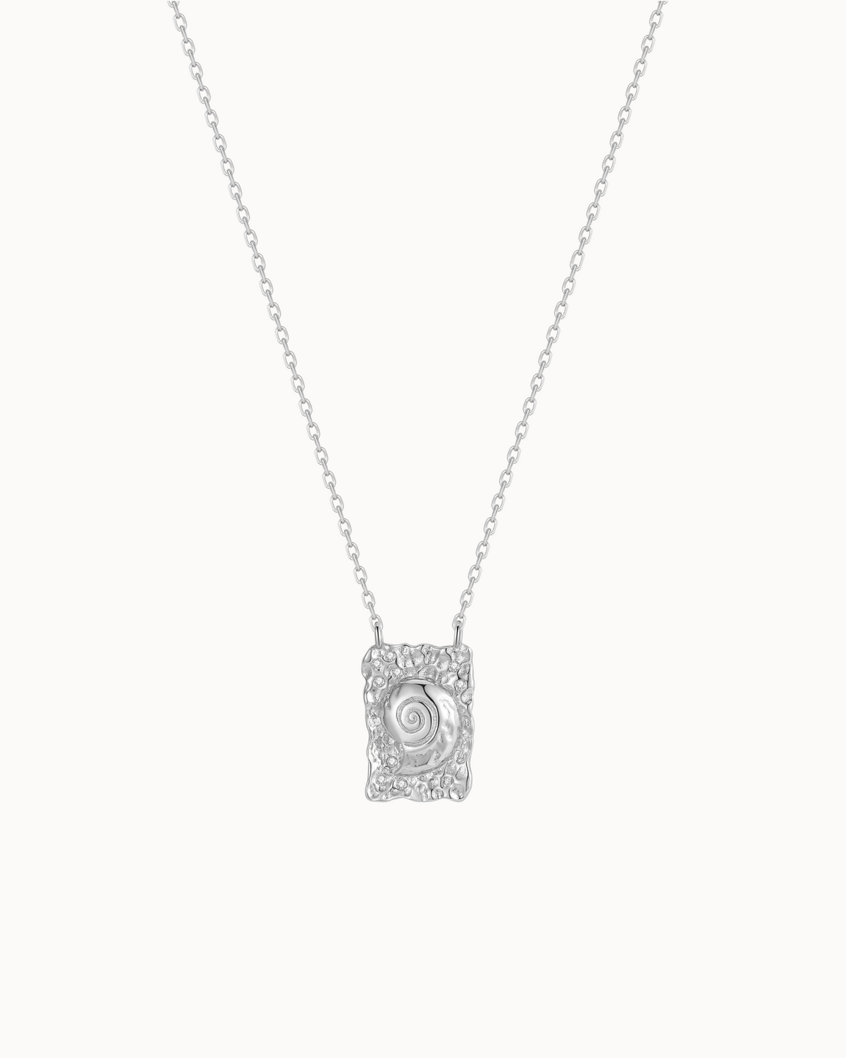 Darya Necklace i 925 sterlingsølv med rektangulært konkylievedhæng og små sten