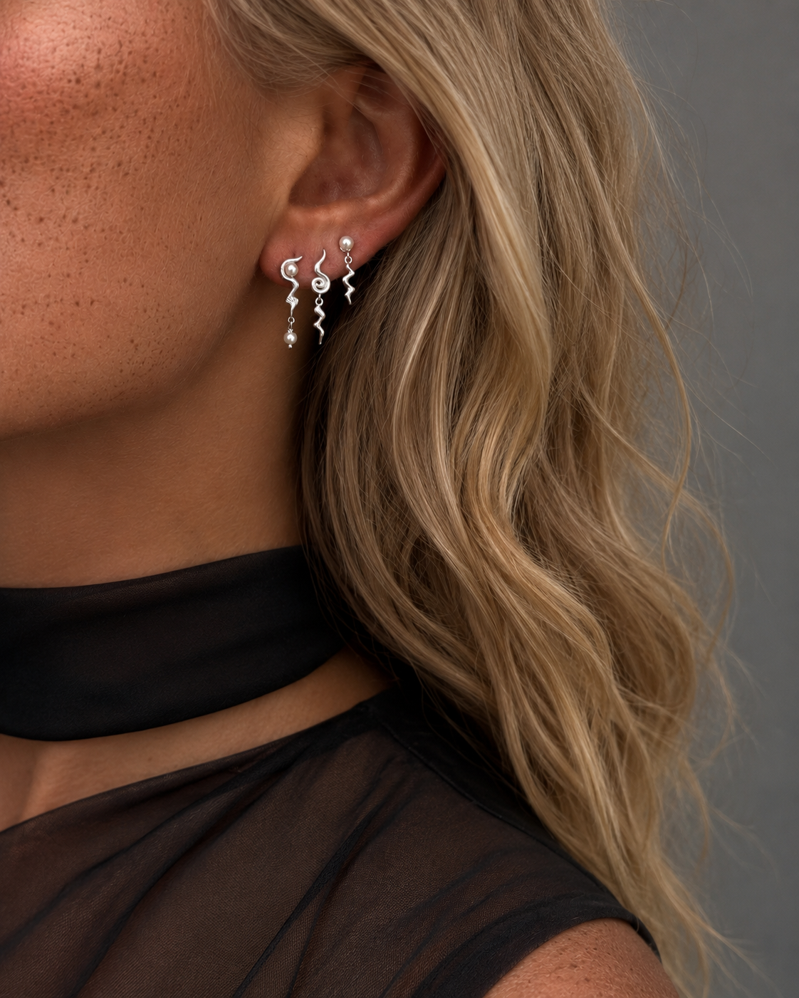 Drema oorbellen in sterling zilver – schelpparels en golvende structuur die het licht vangt