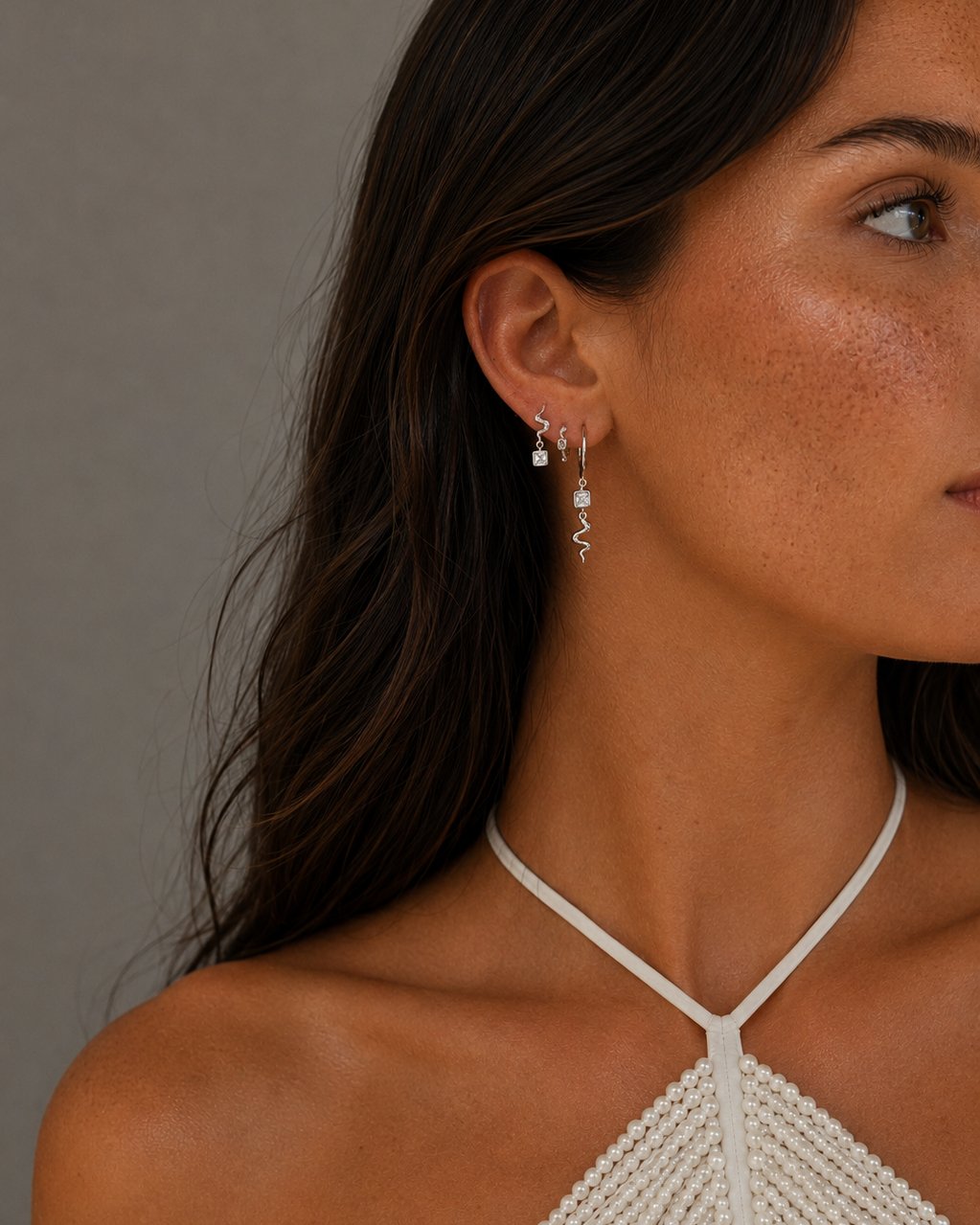 Eira Petite Hoops van 925 sterling zilver met één grote kubische zirkoon en asymmetrische vorm