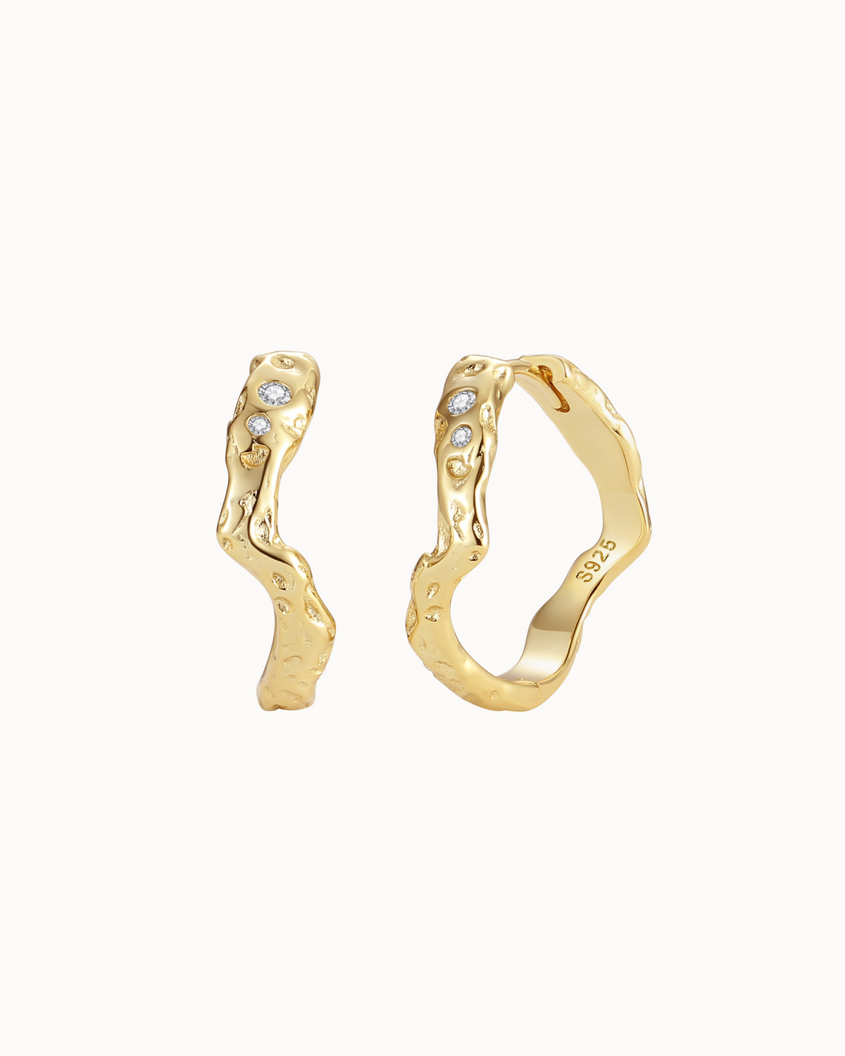Elei Earrings – bølgende hoops i 18K forgyldt sterlingsølv med funklende sten