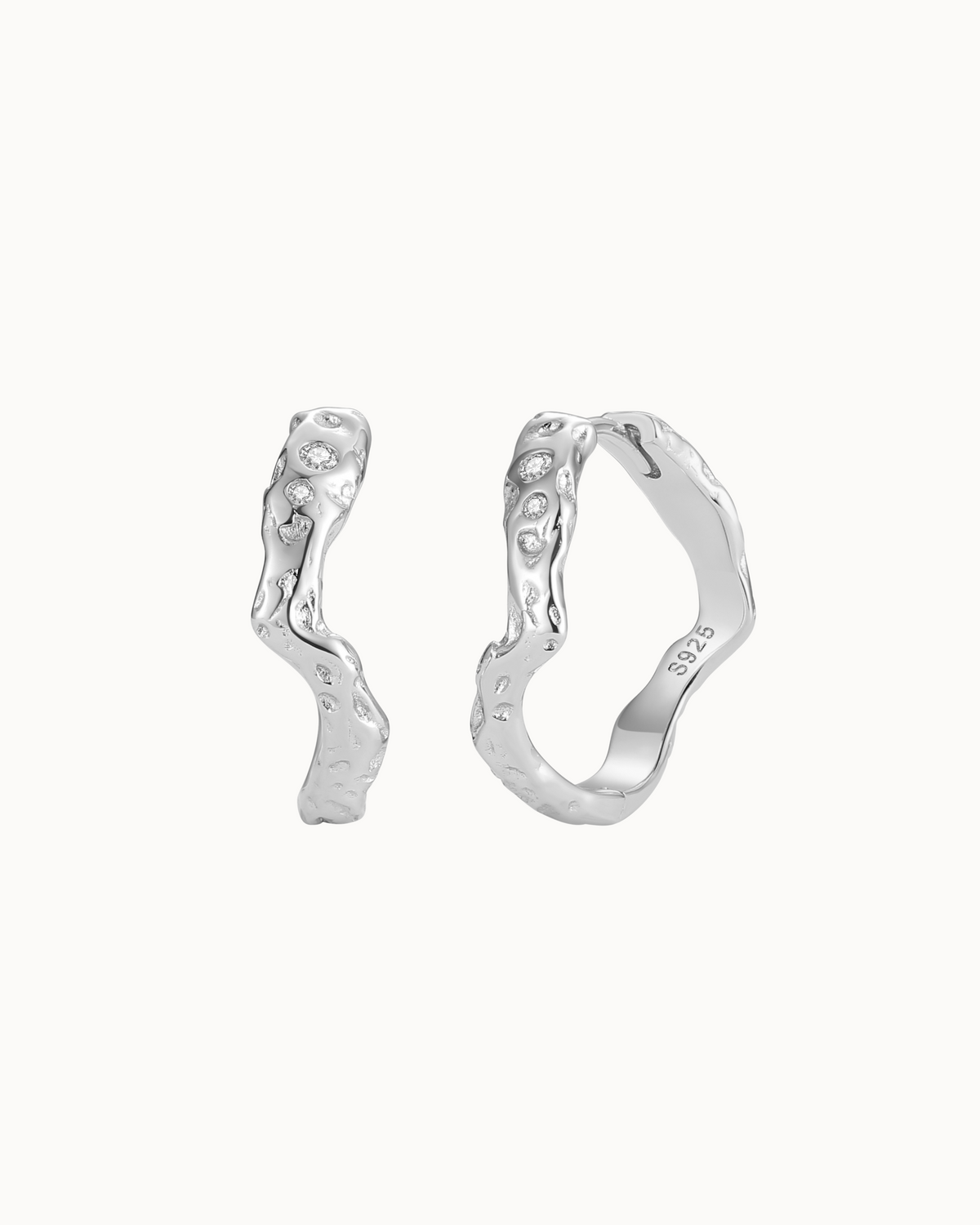 Elei Earrings – wellige Creolen aus 925er Sterlingsilber mit funkelndem Stein