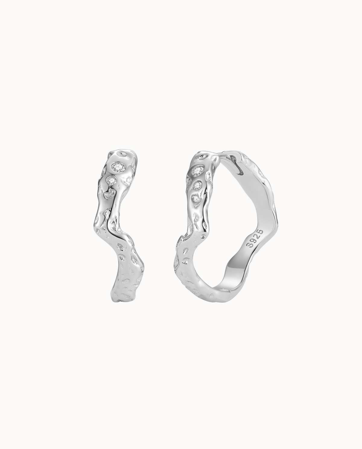 Elei Earrings – bølgende hoops i 925 sterlingsølv med funklende sten