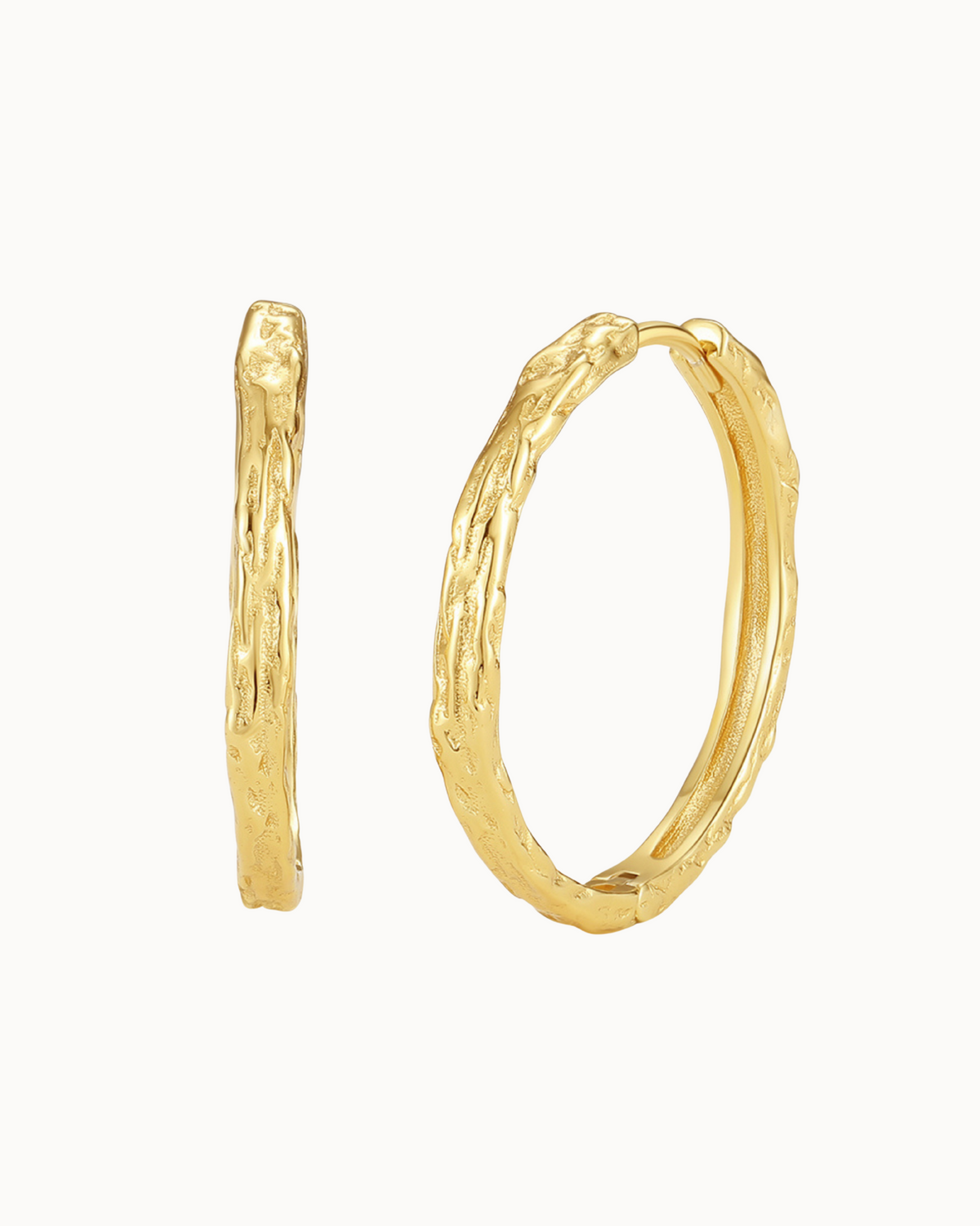 Elio Earrings L aus 18K vergoldetem Sterlingsilber – Klick-Creole mit organischer Struktur