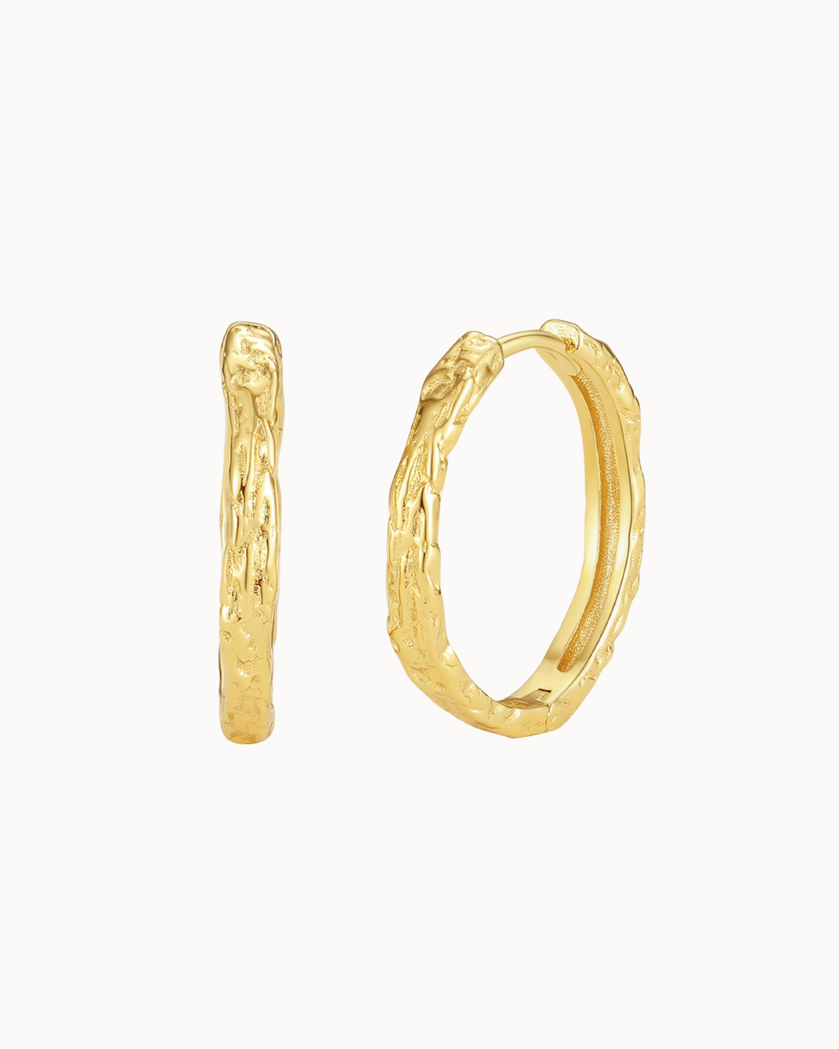 Elio Earrings M aus 18K vergoldetem Sterlingsilber – Klick-Creole mit organischer Struktur