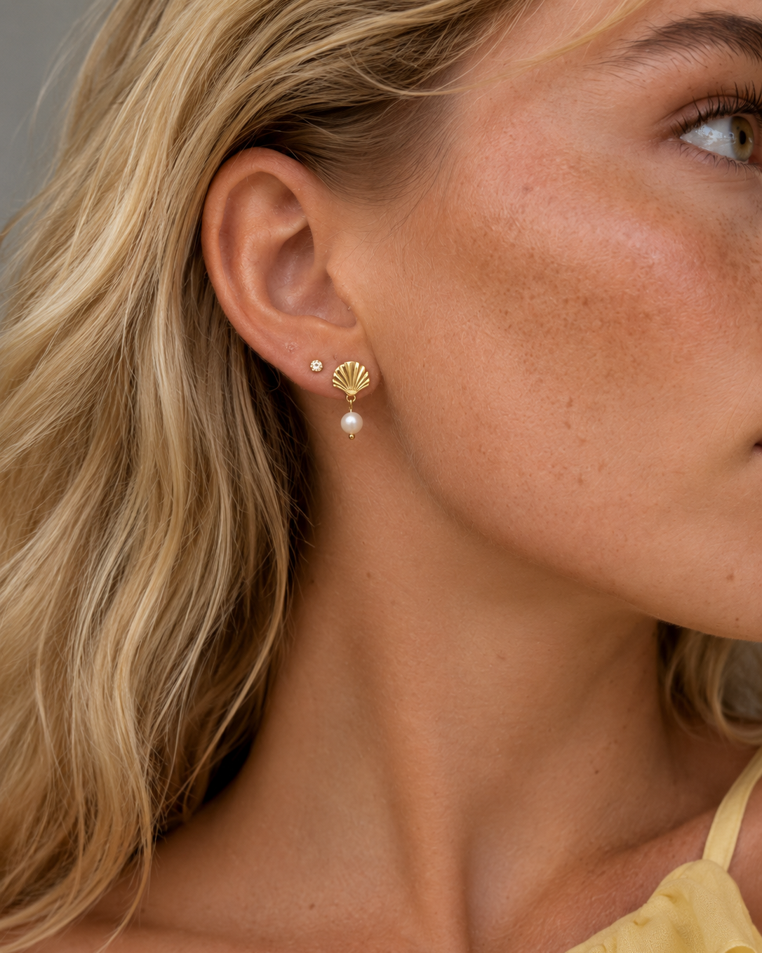 Ellie gold-plated earrings with a shell and natural pearl