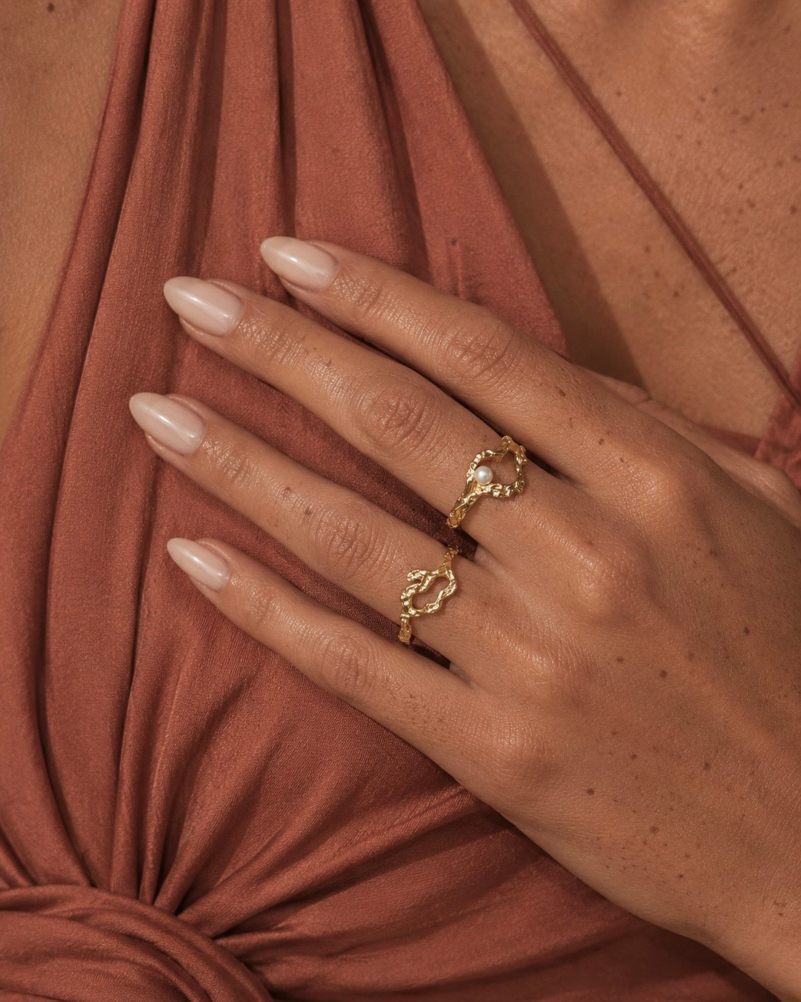 Eleganter vergoldeter Ezili Ring mit Perle